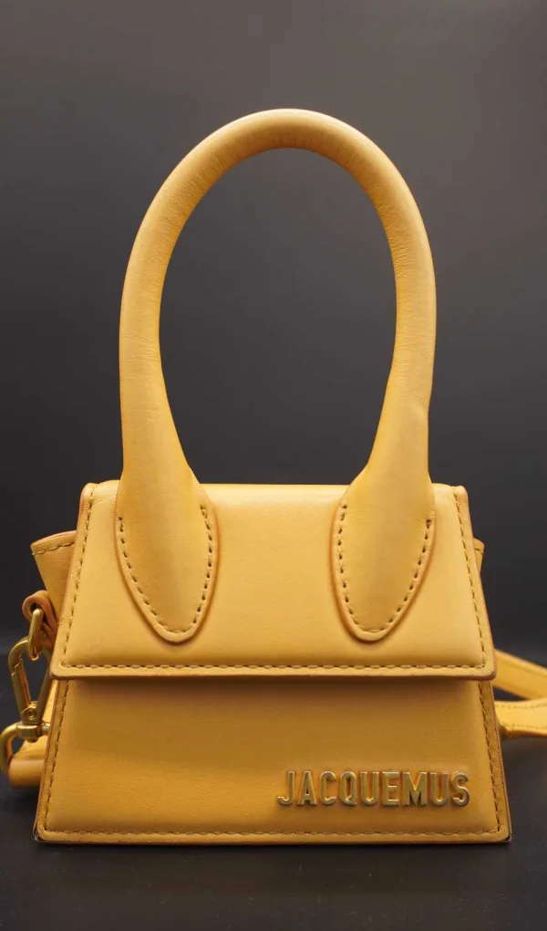 JAQUEMUS · ACCESORIOS — Bolso mini Jacquemus color mostaza con detalles en — imagen 2
