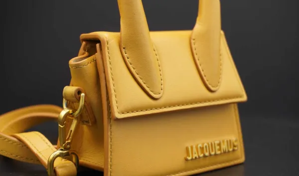 JAQUEMUS · ACCESORIOS — Bolso mini Jacquemus color mostaza con detalles en — imagen 1