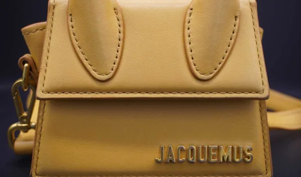 JAQUEMUS · ACCESORIOS — Bolso mini Jacquemus color mostaza con detalles en — imagen 3