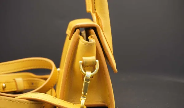JAQUEMUS · ACCESORIOS — Bolso mini Jacquemus color mostaza con detalles en — imagen 4