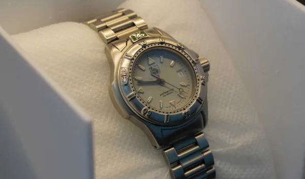Taghever · RELOJES ANALÓGICOS —Correa de eslabones plateados, caja de acero — imagen 1