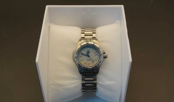 Taghever · RELOJES ANALÓGICOS —Correa de eslabones plateados, caja de acero — imagen 4