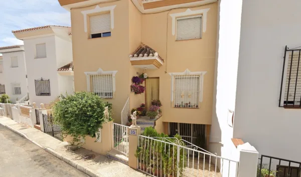 L1 - VIVIENDA DE DOS PLANTAS Y GARAJE (F.R. 15.159 Y 15.160)