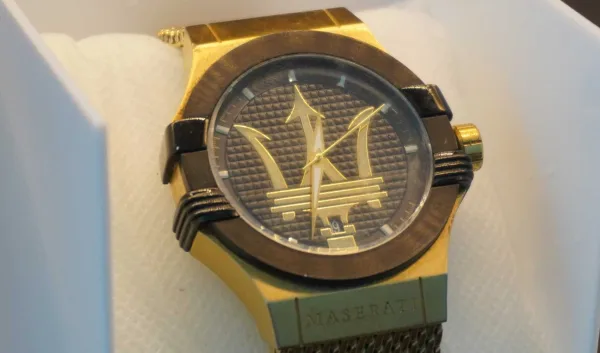 MASERATI · RELOJES ANALÓGICOS — Correa metálica dorada, esfera negra, 37 mm — imagen 1