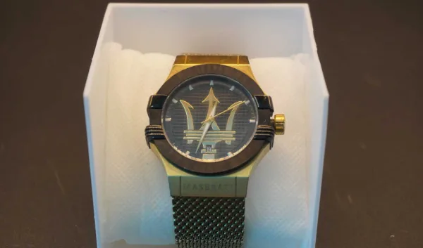 MASERATI · RELOJES ANALÓGICOS — Correa metálica dorada, esfera negra, 37 mm — imagen 2