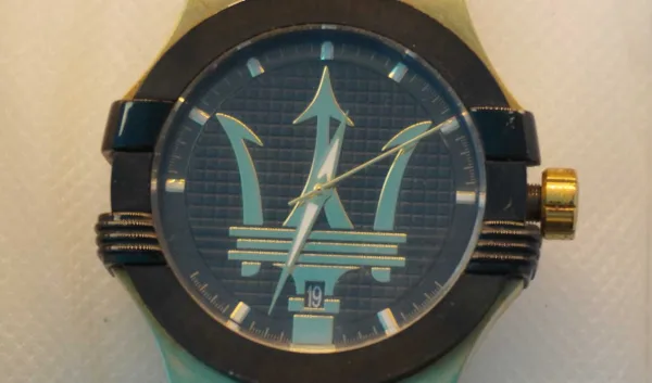 MASERATI · RELOJES ANALÓGICOS — Correa metálica dorada, esfera negra, 37 mm — imagen 3