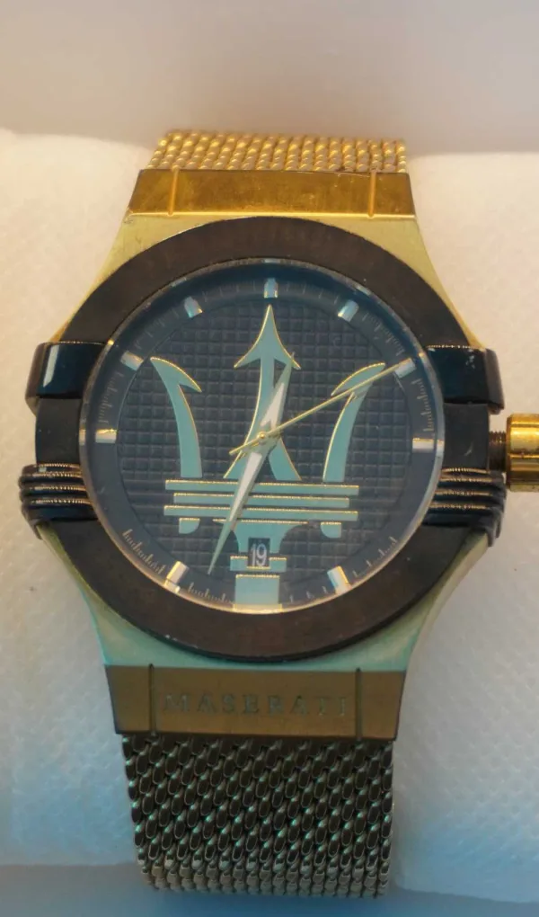 MASERATI · RELOJES ANALÓGICOS — Correa metálica dorada, esfera negra, 37 mm — imagen 4