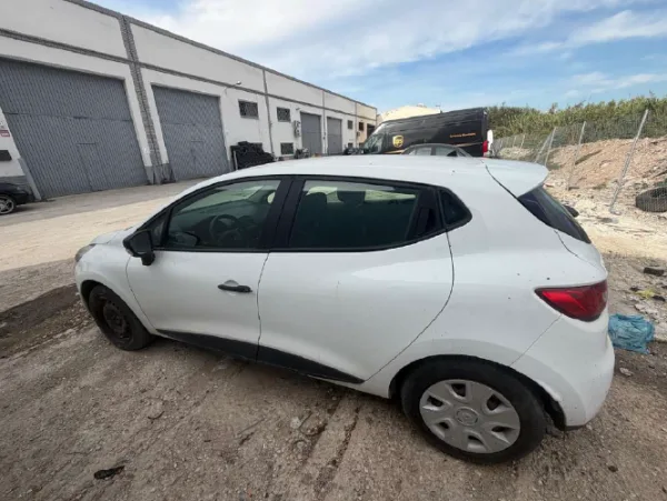 L2 - VEHÍCULO RENAULT CLIO 9043JFN — imagen 1