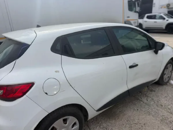 L2 - VEHÍCULO RENAULT CLIO 9043JFN — imagen 2