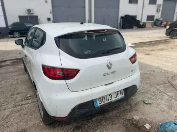 L2 - VEHÍCULO RENAULT CLIO 9043JFN — imagen 4