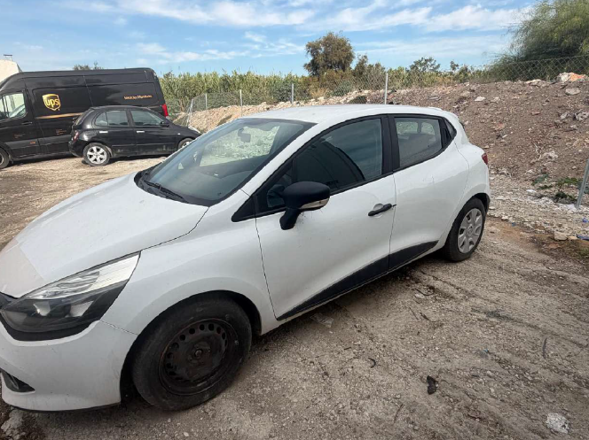 Vehículo renault clio 9043jfn