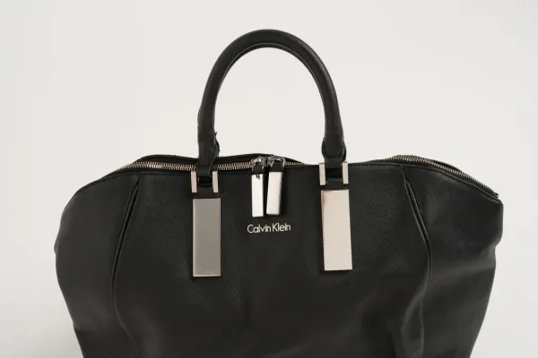 Calvin Klein · ACCESORIOS — Bolso grande Calvin Klein … (SUB26-ACC-013-001) — imagen 4