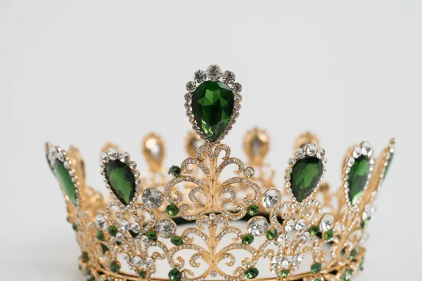 Alejandro Arraiz · ACCESORIOS — Corona dorada con pied… (SUB26-ACC-032-001) — imagen 2