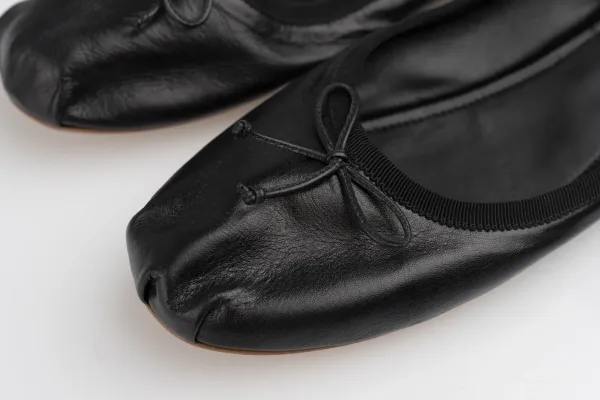 Miu Miu · VESTIMENTA — Ballerinas Miu Miu de piel colo… (SUB26-VES-027-001) — imagen 2