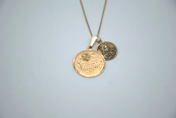 SIN MARCA · CADENAS Y COLLARES — Con 2 colgantes moned… (SUB26-ORO-011-019) — imagen 1