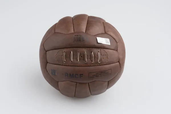 Real Madrid · VARIOS — Balón cuero Real Madrid Since 1… (SUB26-VAR-003-001) — imagen 3