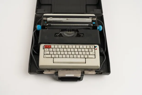 OLIVETTI · OTROS — Máquina de escribir eléctrica vinta… (SUB26-INF-037-001) — imagen 4