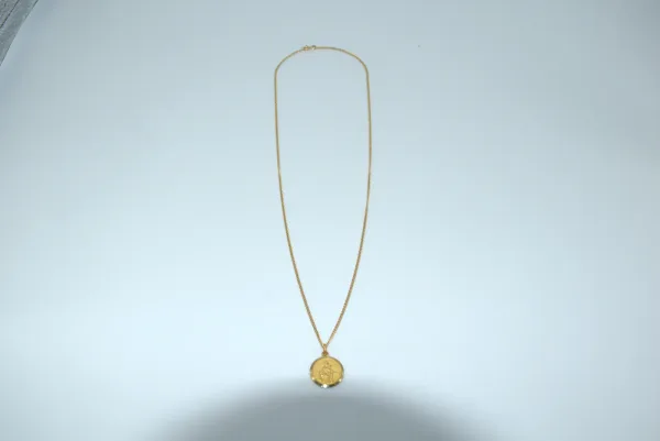 SIN MARCA · CADENAS Y COLLARES — Con colgante virgen y… (SUB26-ORO-011-013) — imagen 1