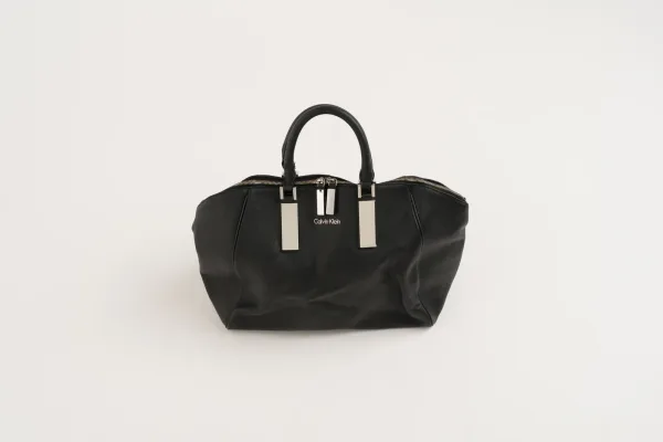 Calvin Klein · ACCESORIOS — Bolso grande Calvin Klein … (SUB26-ACC-013-001) — imagen 2