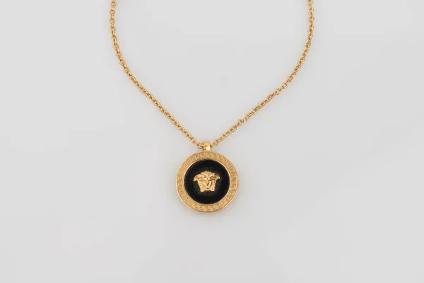 Versace · VERSACE — Cadena con colgante fondo negro y … (SUB26-BIS-089-001) — imagen 1