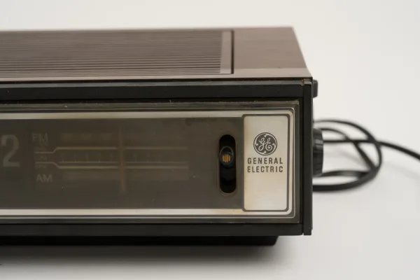 General Electric · VARIOS — Radio despertador General … (SUB26-VAR-040-001) — imagen 1
