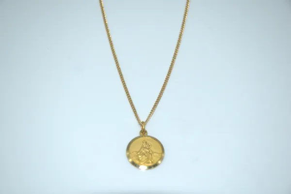 SIN MARCA · CADENAS Y COLLARES — Con colgante virgen y… (SUB26-ORO-011-013) — imagen 3