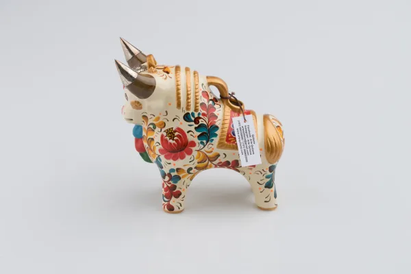 ARTE QOLLANA · DECORACIÓN Y HOGAR — Figura de toro de … (SUB26-HOG-026-001) — imagen 1