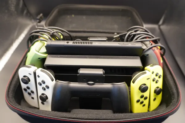 Nintendo · CONSOLAS — Nintendo Switch OLED + 4 Joy-Con… (SUB26-CON-005-002) — imagen 1