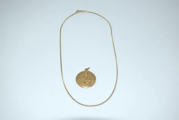 SIN MARCA · CADENAS Y COLLARES — Con colgante virgen y… (SUB26-ORO-011-018) — imagen 1