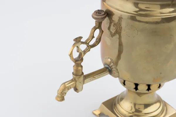 DECORACIÓN Y HOGAR — Samovar ruso antiguo de metal dor… (SUB26-HOG-075-001) — imagen 2