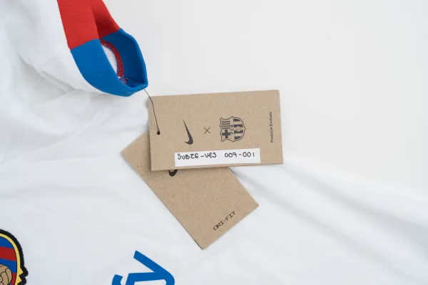 Barcelona · VESTIMENTA — Camiseta Barcelona nueva Seri… (SUB26-VES-009-001) — imagen 4