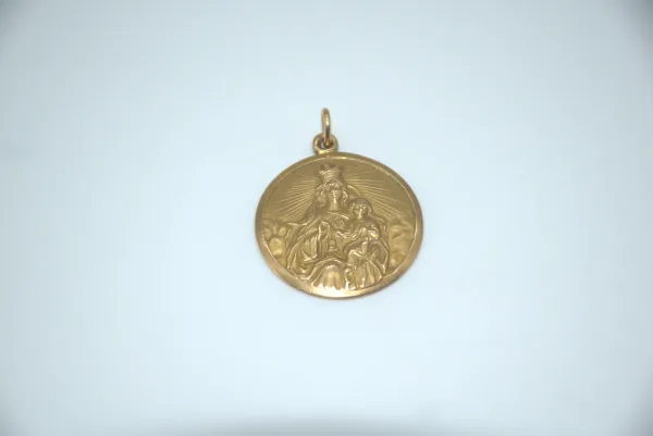 SIN MARCA · CADENAS Y COLLARES — Con colgante virgen y… (SUB26-ORO-011-018) — imagen 2
