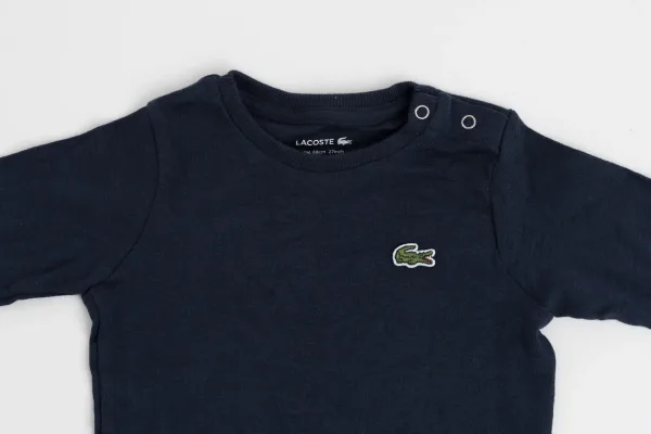 Lacoste · VESTIMENTA — Camiseta Lacoste bebé nueva col… (SUB26-VES-013-001) — imagen 2