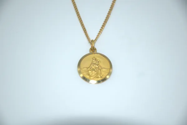 SIN MARCA · CADENAS Y COLLARES — Con colgante virgen y… (SUB26-ORO-011-013) — imagen 2