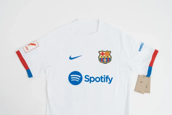 Barcelona · VESTIMENTA — Camiseta Barcelona nueva Seri… (SUB26-VES-009-001) — imagen 2