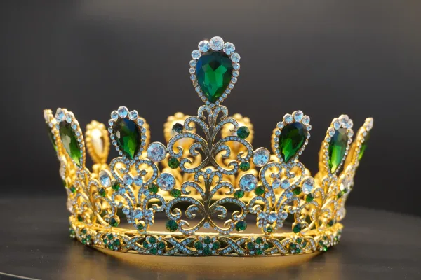 Alejandro Arraiz · ACCESORIOS — Corona dorada con pied… (SUB26-ACC-032-001) — imagen 4