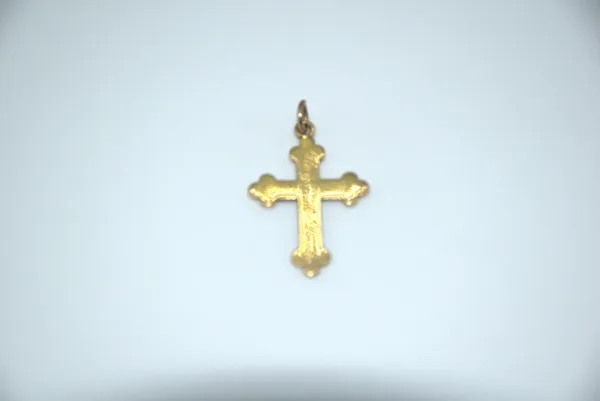 SIN MARCA · COLGANTES SUELTOS — Cruz de oro 18 ktes (SUB26-ORO-031-001) — imagen 3