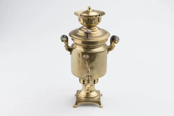 DECORACIÓN Y HOGAR — Samovar ruso antiguo de metal dor… (SUB26-HOG-075-001) — imagen 1