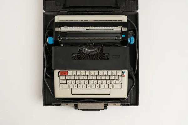 OLIVETTI · OTROS — Máquina de escribir eléctrica vinta… (SUB26-INF-037-001) — imagen 1