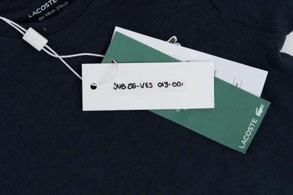 Lacoste · VESTIMENTA — Camiseta Lacoste bebé nueva col… (SUB26-VES-013-001) — imagen 3