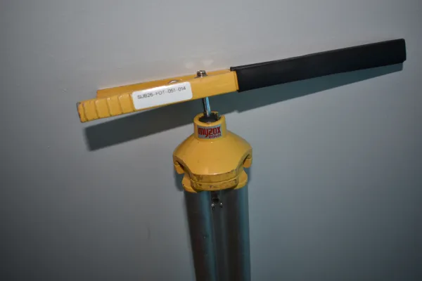 MYZOX · ACCESORIOS — Trípode Topográfico (le falta bas… (SUB26-FOT-051-014) — imagen 1