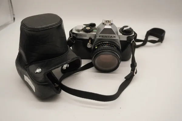 PENTAX · CÁMARAS — Cámara PENTAX MG con funda rígida c… (SUB26-FOT-009-001) — imagen 1